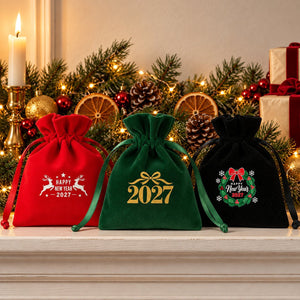 Cadeau invité Noël – pochette en velours 10 × 13 cm à cordon satiné froncé, rouge, vert ou noir, 9 motifs Noël & Nouvel An 2027 - Pamusan.fr