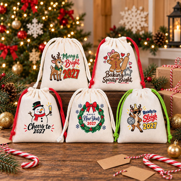 Sachet cadeau de Noël en coton – petit sac à cordon 10 × 13 cm, cordon rouge, vert ou naturel, 9 motifs Noël & Nouvel An 2027 - Pamusan.fr
