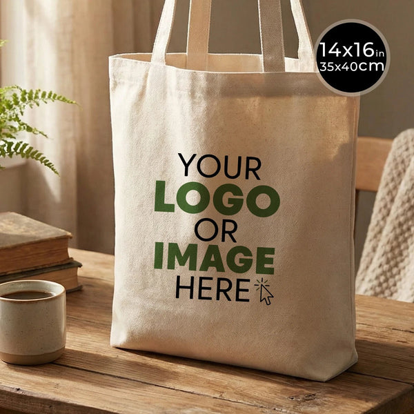Tote bag beige personnalisable posé sur une surface en bois, accompagné d'une plante et de livres en arrière-plan pour un cadeau d'EVJF signé Pamusan.