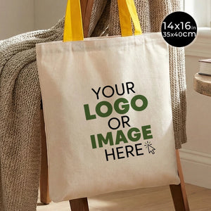Tote bag beige avec texte personnalisable pour EVJF présenté sur un support en bois par Pamusan