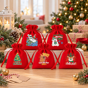 Cinq pochettes en velours rouge en cadeaux d’invités : lutin, Saint Nicolas, Noël à Paris, vin chaud et Secret Santa
